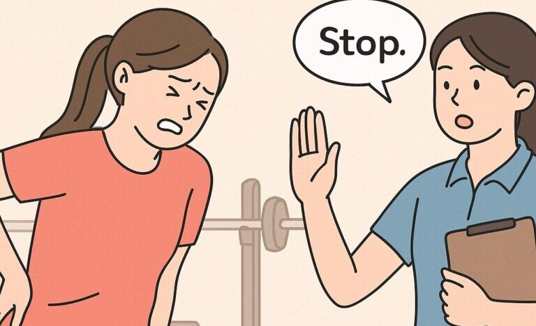 筋トレで腰痛になった女性にSTOPという女性トレーナー